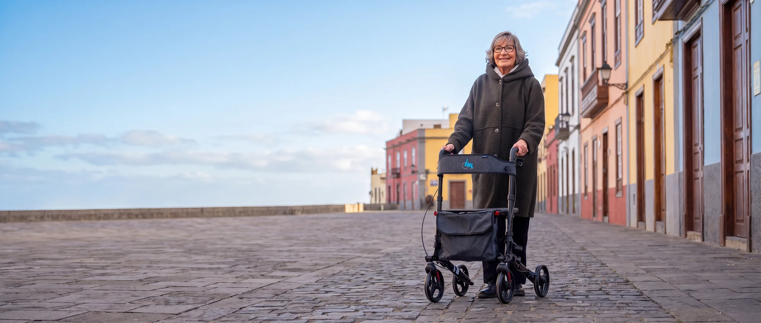 Mujer con andador rollator Magnum Plus por una calle tradicional canaria