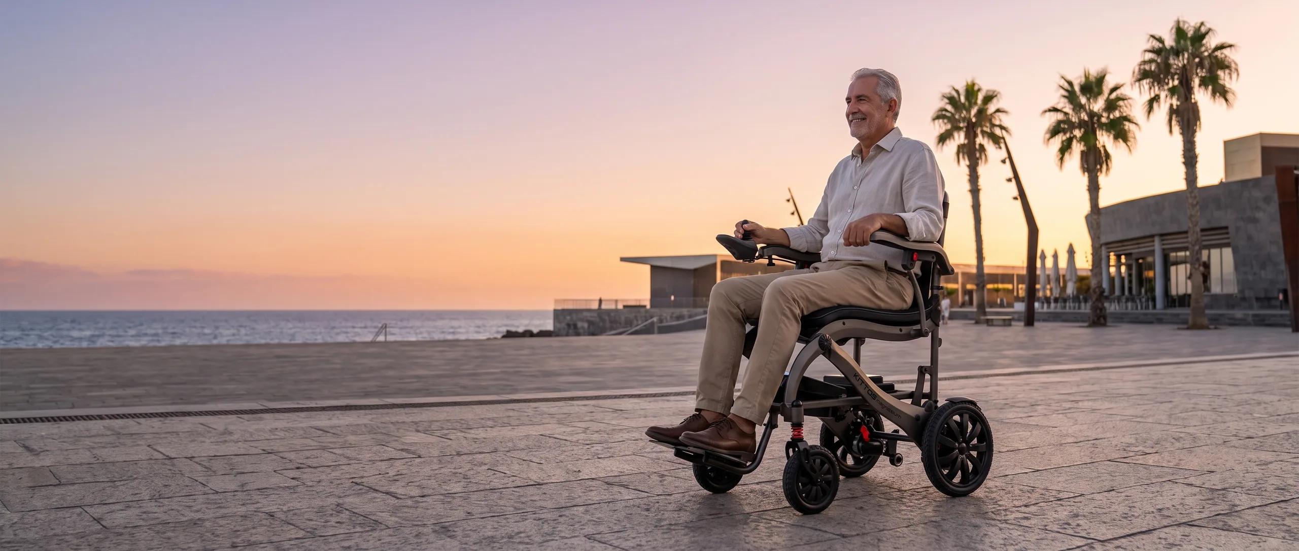 Hombre en silla de ruedas eléctrica plegable Kittos Magnesium en un paseo al atardecer
