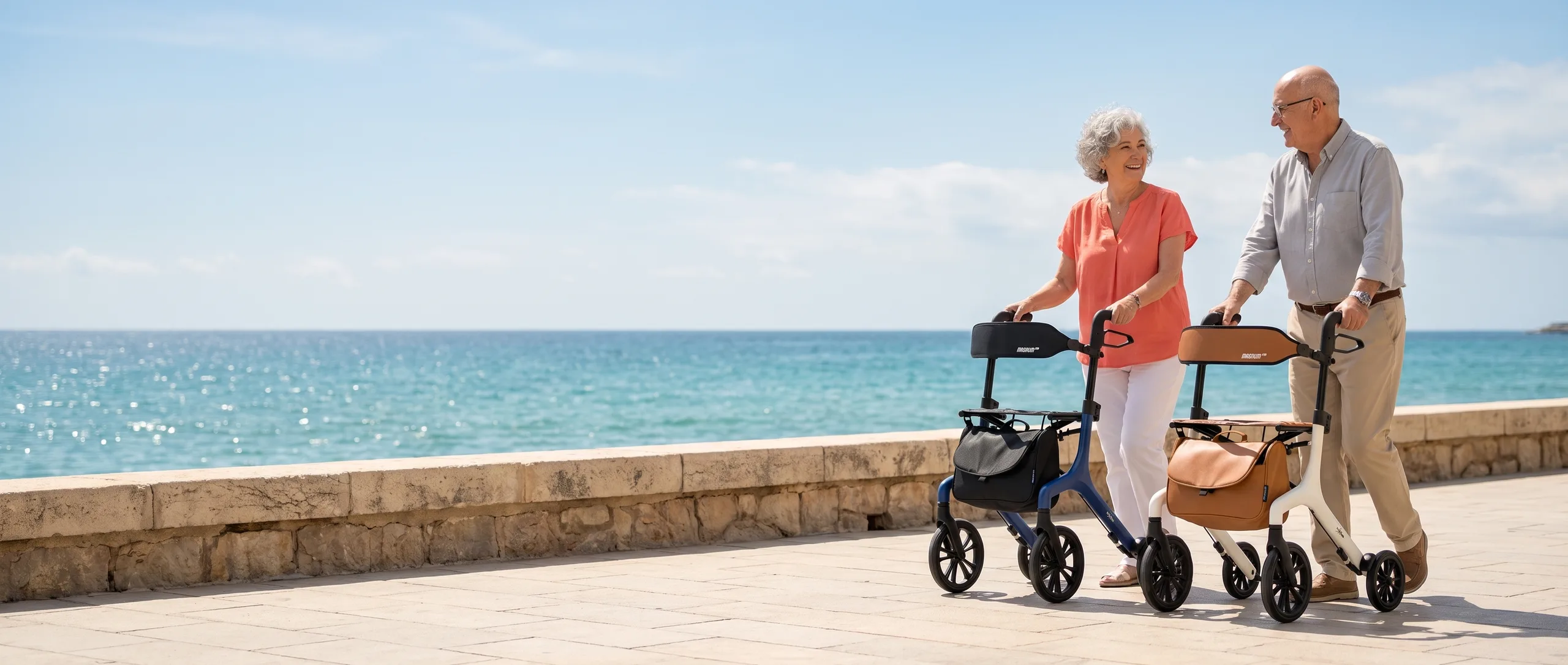 Pareja de mayores paseando con andadores rollator Magnum Pro junto al mar